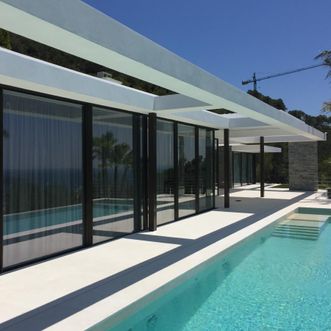 Construcciones Metálicas Fita cerramiento de cristal frente a piscina