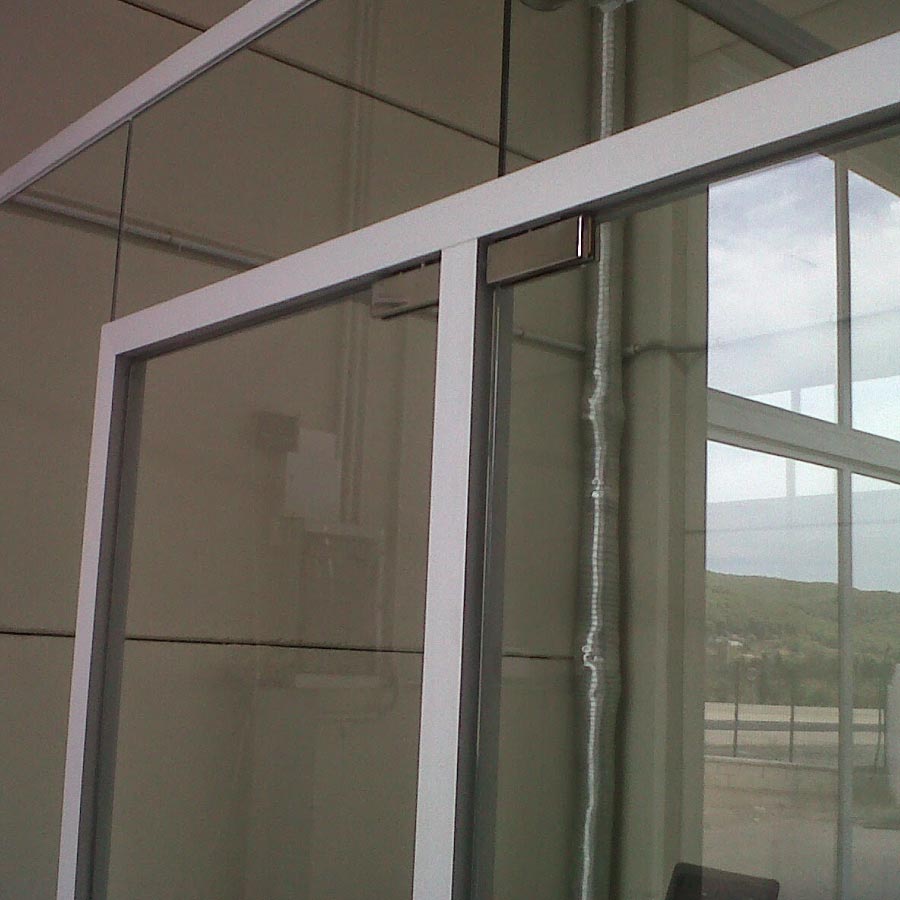 Construcciones Metálicas Fita puerta de cristal y aluminio