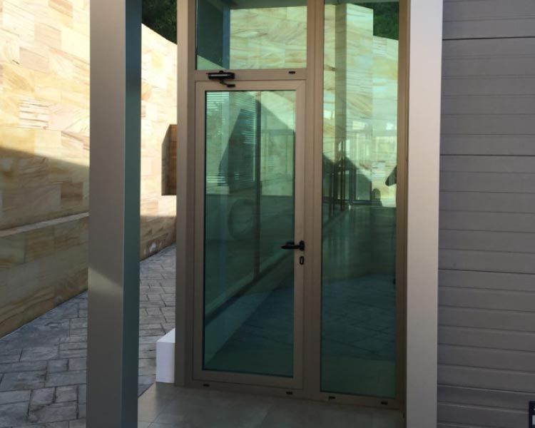 Construcciones Metálicas Fita puerta gris