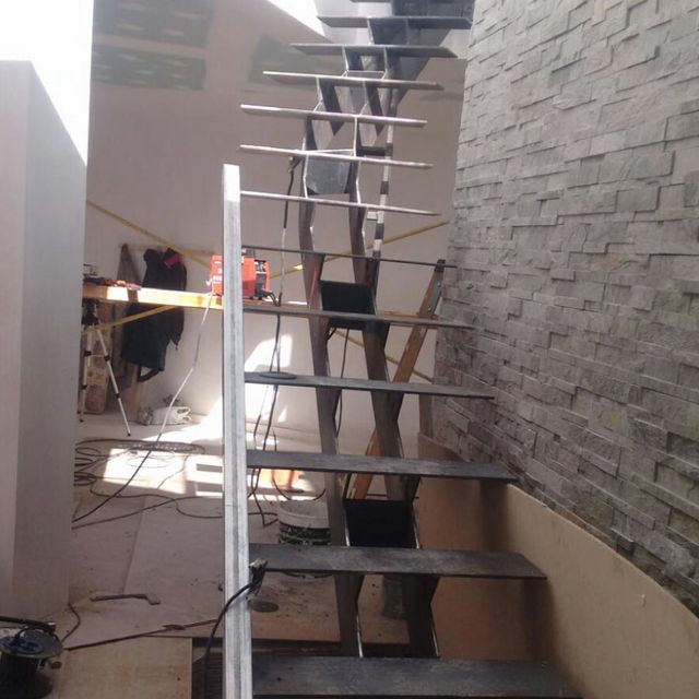 Construcciones Metálicas Fita escaleras en obra
